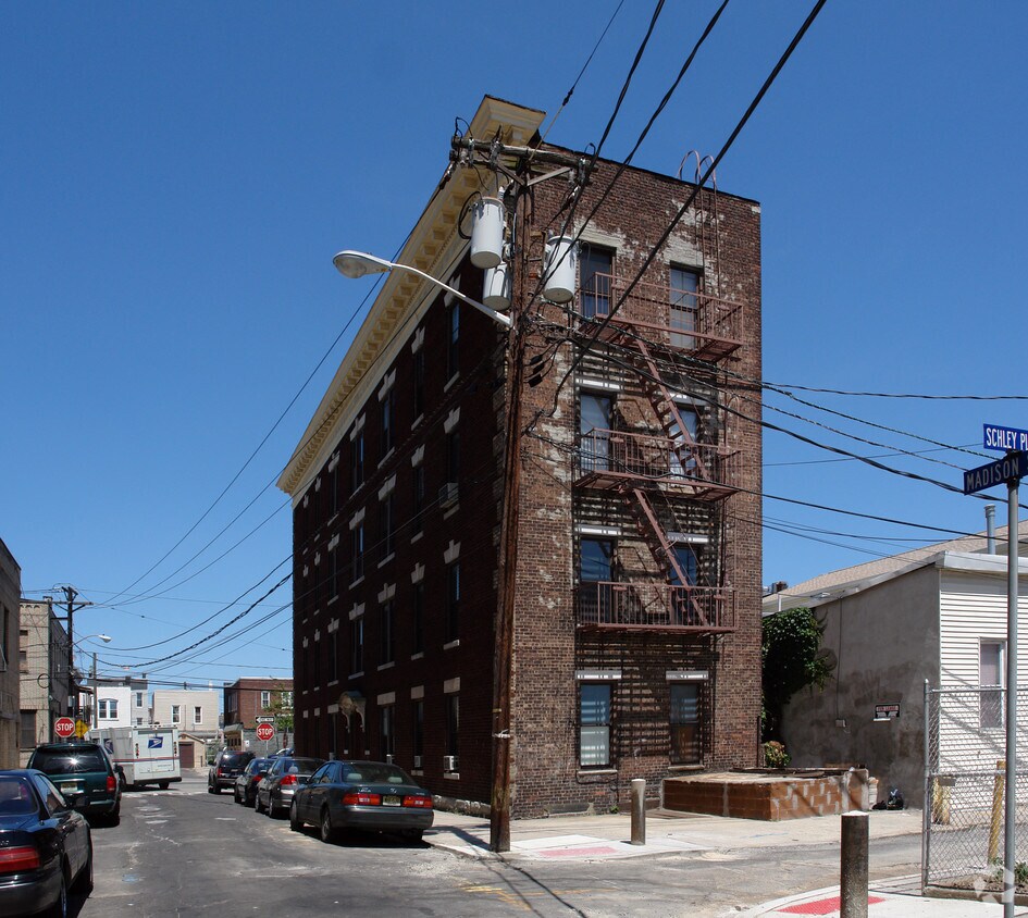 Building Photo - 5512 Madison St