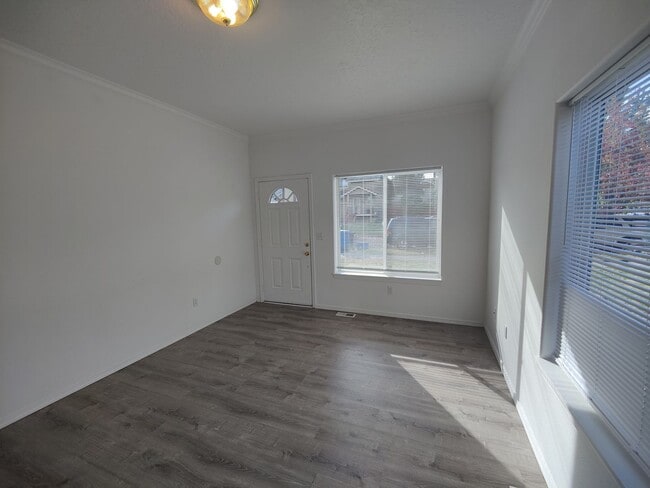 Building Photo - Spacious 3 bedroom 2.5 Bath Townhouse with...
