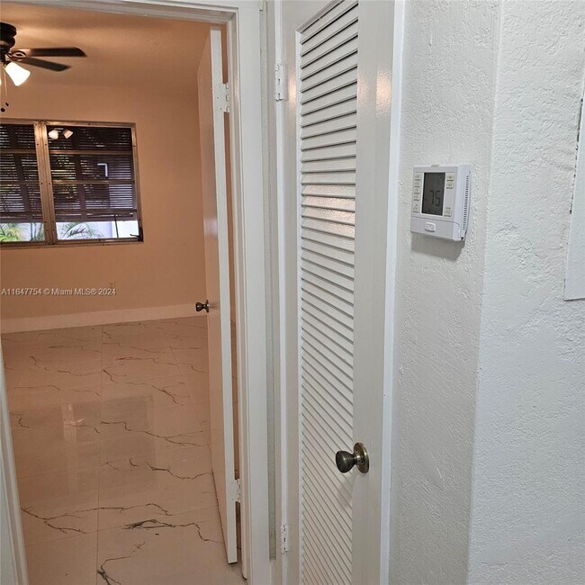 Foto del edificio - 9402 SW 77th Ave