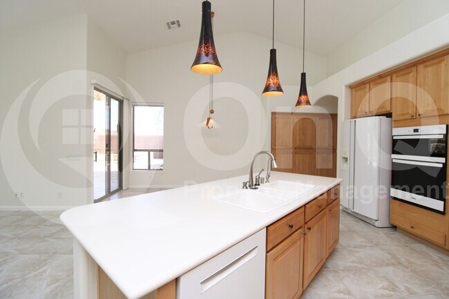 Foto del edificio - 902 E Desert Flower Ln