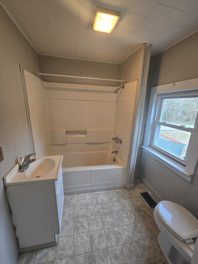 Building Photo - 729 Ninety Six Hwy