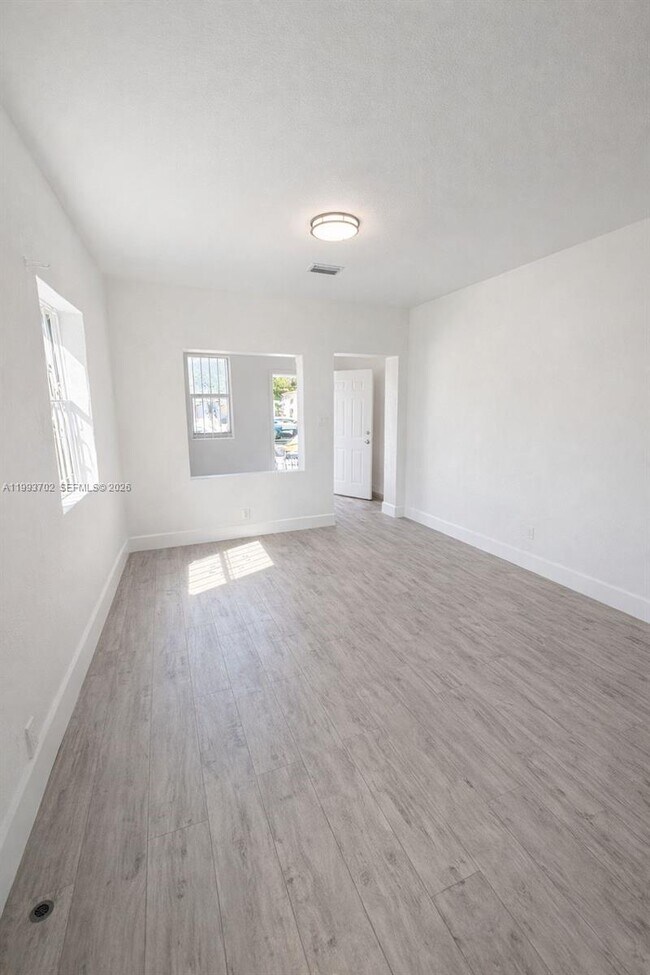 Foto del edificio - 1538 NW 66th St