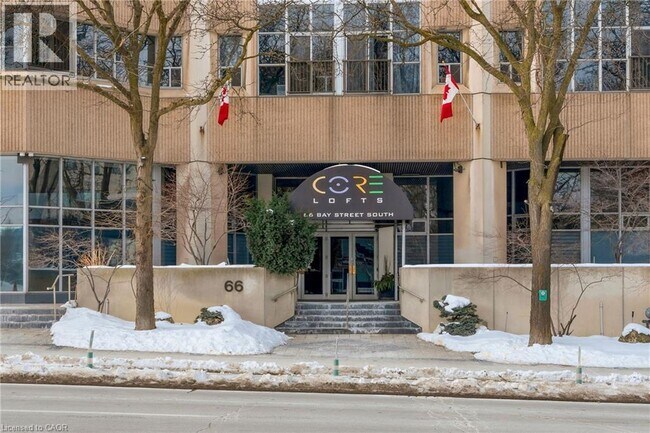 Photo du bâtiment - 66 Bay St S