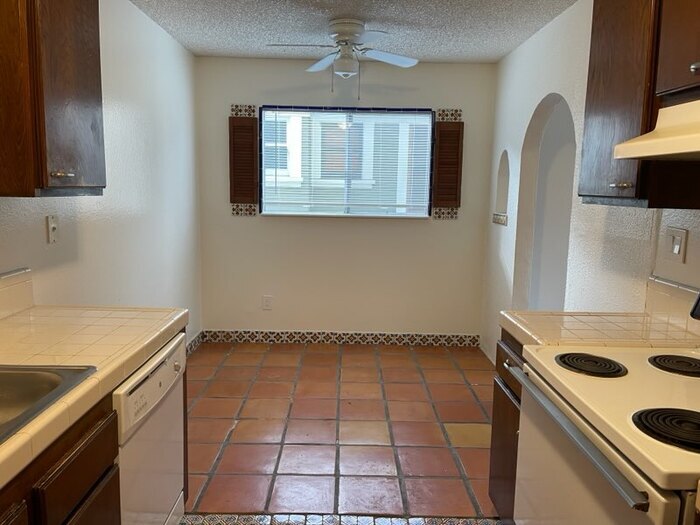 Primary Photo - Lovely 2-Story 2 Bed 2 Bath Condo for Leas...
