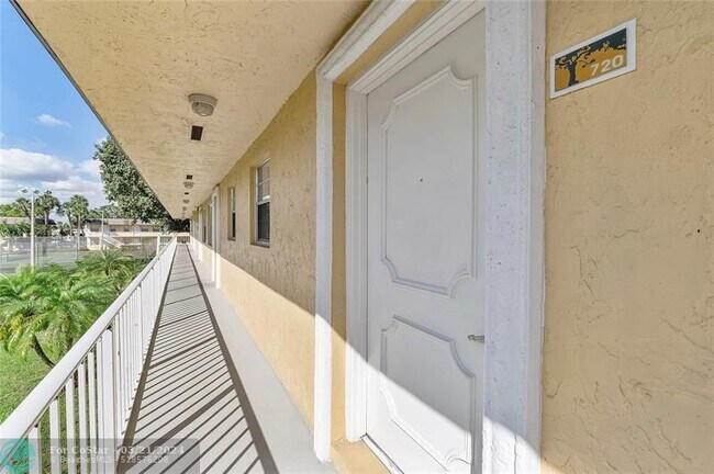 Building Photo - 5186 NE 6th Ave