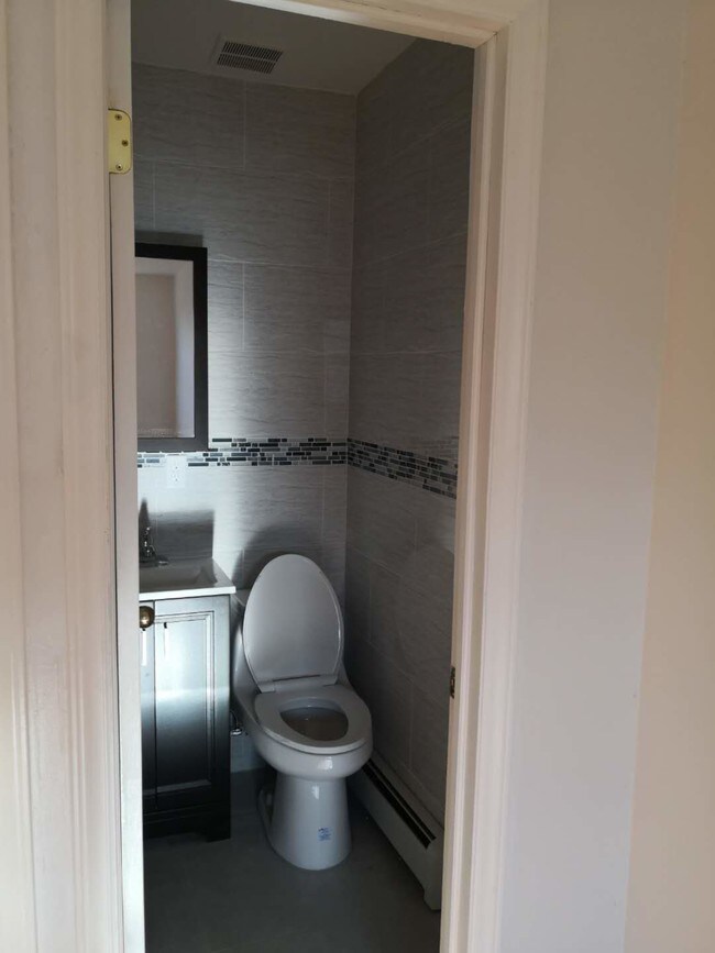 Building Photo - 1842 E 12th St