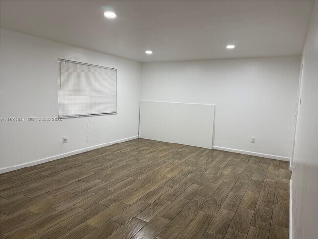 Foto del edificio - 617 NW 3rd Ave