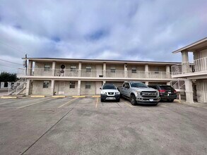 Building Photo - 216 E Cherry Ln