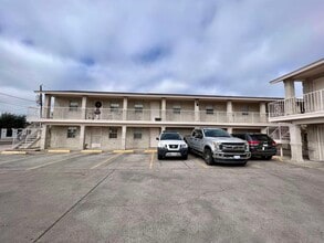 Building Photo - 216 E Cherry Ln
