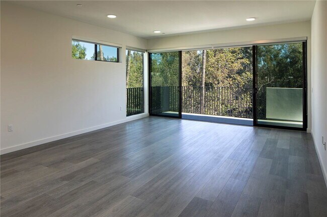 Foto del edificio - 12012 Valleyheart Dr