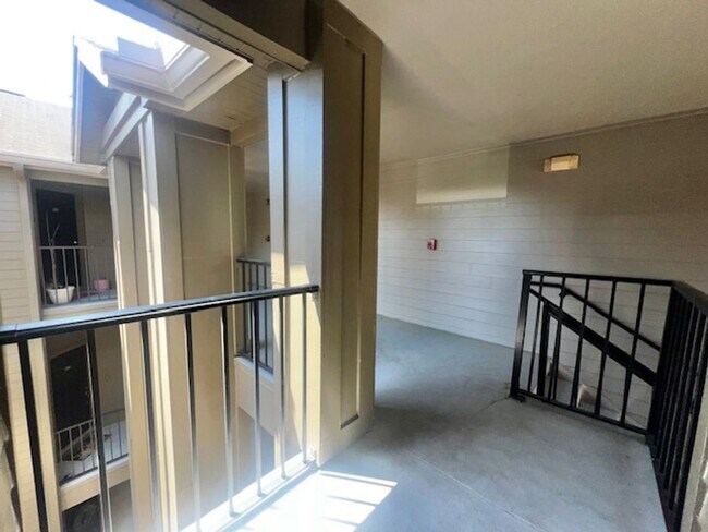 Foto del edificio - NEW-Remodeled bathroom & kitchen! NEW VINYL PLANK flooring & fresh paint! 2 bedroom 1 bath condo ...