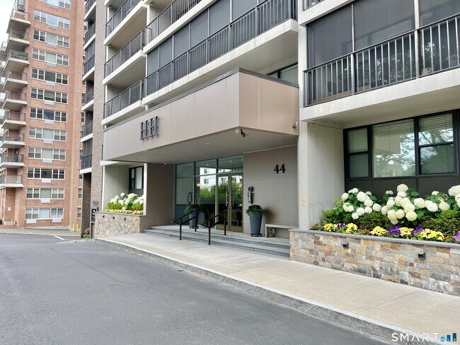 Foto del edificio - 44 Strawberry Hill Ave