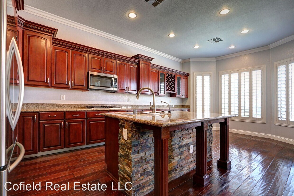 Primary Photo - 4 br, 3.5 bath House - 305 Corsicana St. - C2