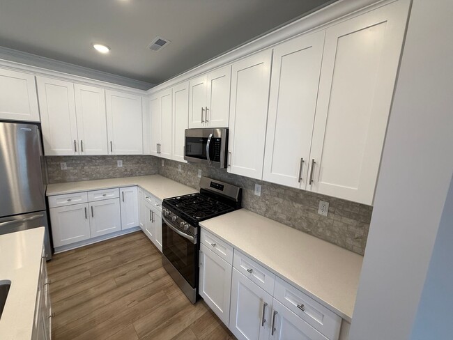 Foto del edificio - Brand New Townhome in Hickory Ridge School...