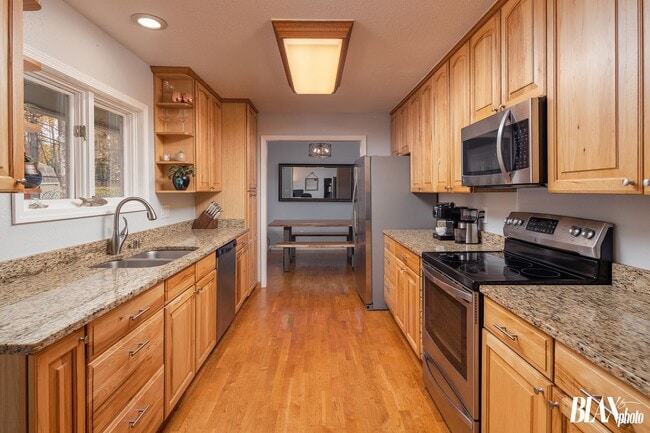 Building Photo - Beautiful modern home in an awesome neighb...