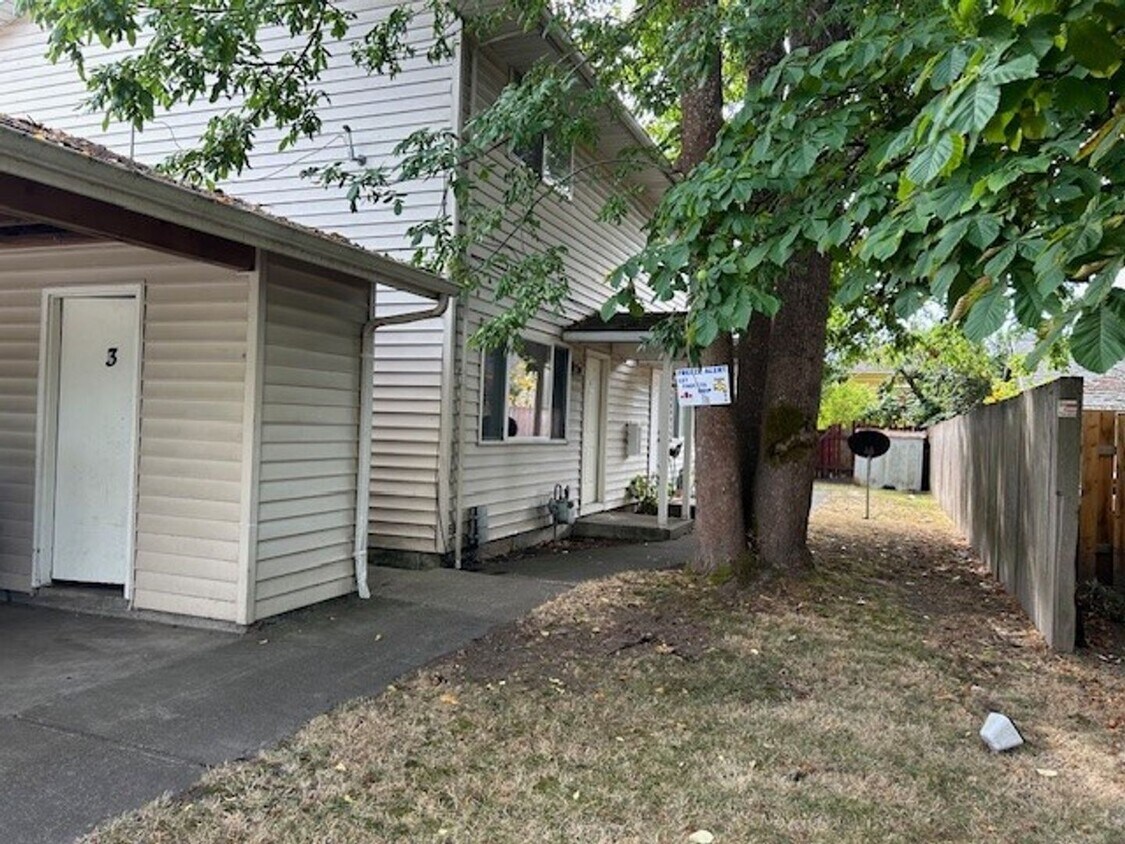 Primary Photo - (894) 5th Ave Tri-Plex - 2 Bedroom / 1.5 B...