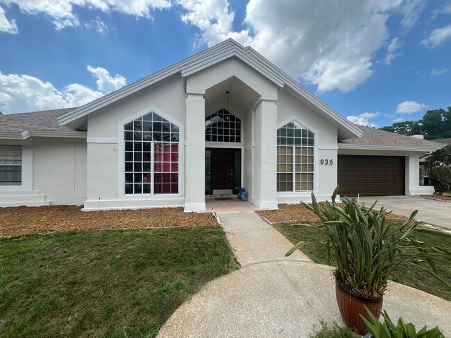 Building Photo - Beautiful 4 Bedroom 2 Bathroom Pool Home i...