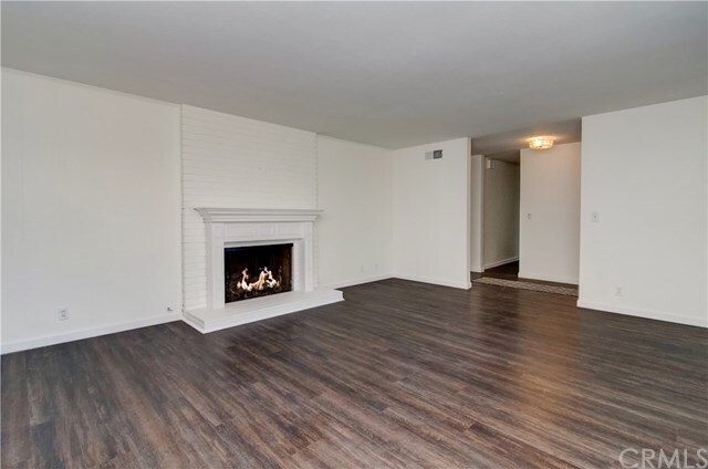 Building Photo - 2039 Santiago Dr