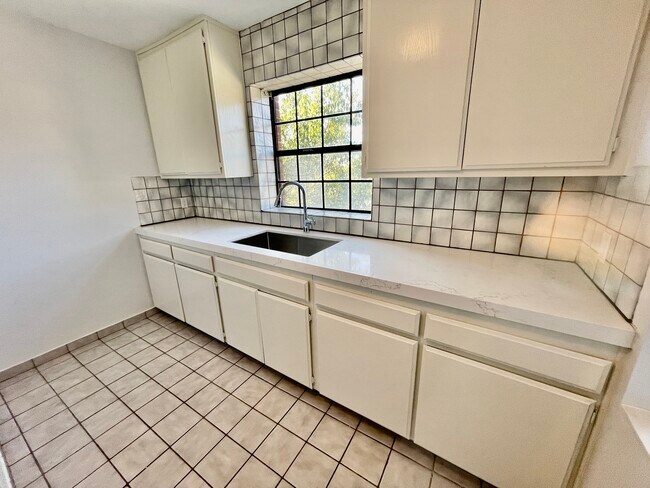 Building Photo - 5072 La Roda Ave
