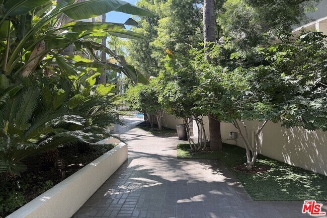 Foto del edificio - 1131 Alta Loma Rd