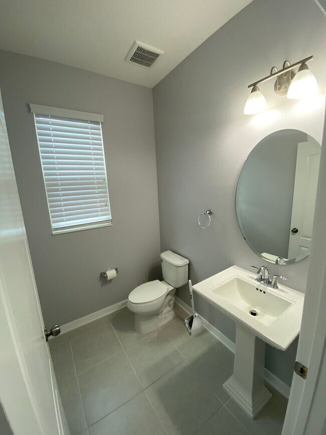Foto del edificio - 4-Bedroom, 2.5-Bathroom in Saint Cloud