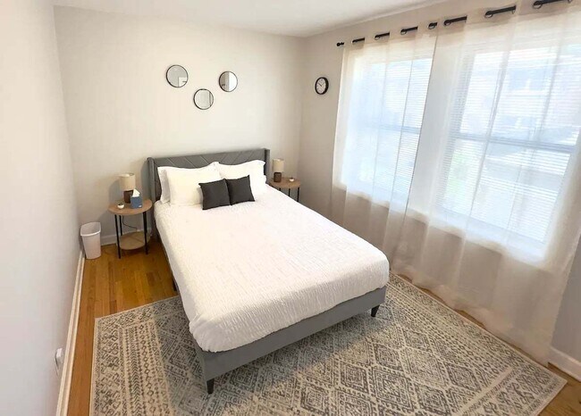 Foto del edificio - 6443 N Hamilton Ave