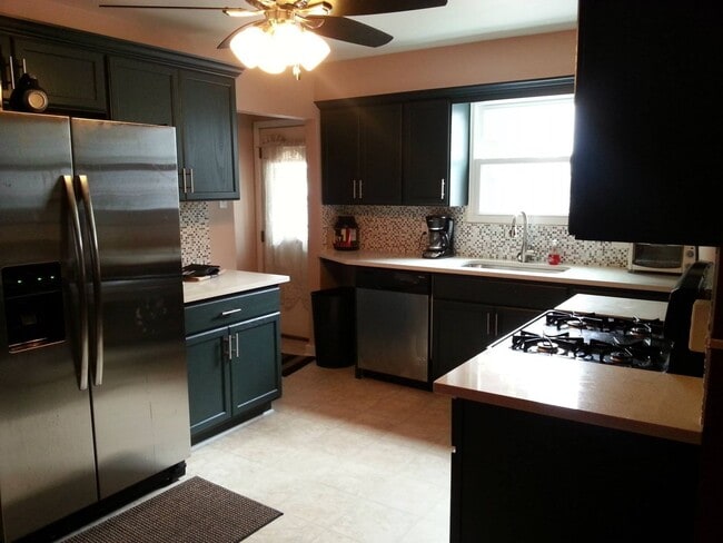 Modern 2 Bed/1 Bath row house with off-str... - Modern 2 Bed/1 Bath row house with off-str...