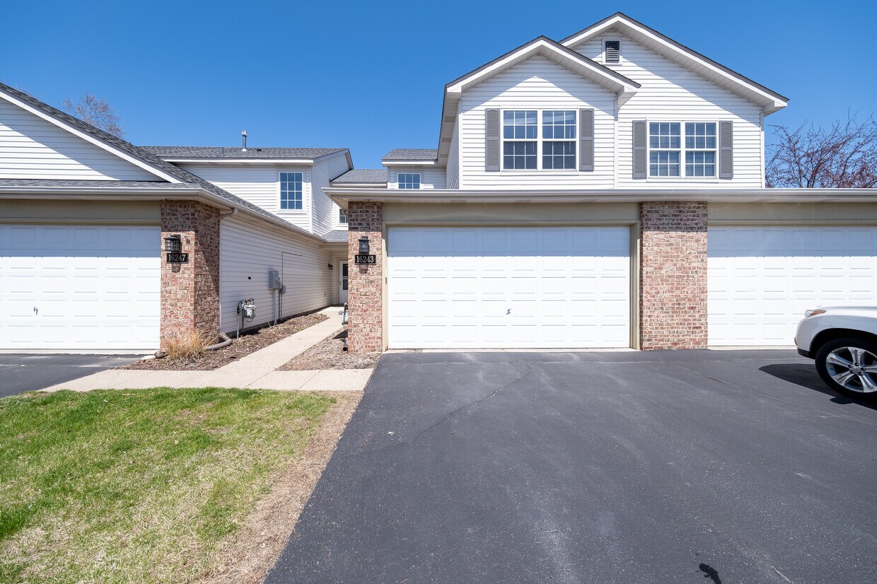 16243 Jatos Cir, Lakeville, MN 55044 Townhome Rentals in Lakeville MN