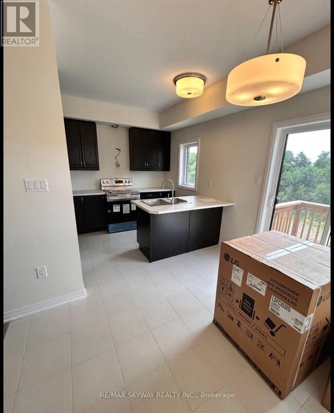 Building Photo - 66 Fieldridge Cres