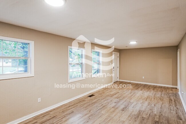 Foto del edificio - 3027 Woodside Dr