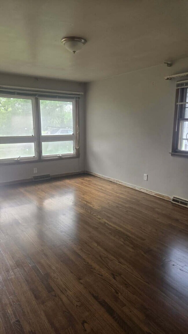 Building Photo - 50% discount on first month's rent with approved application