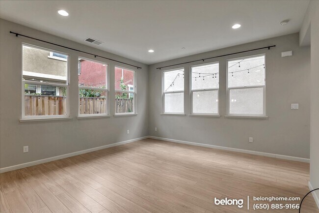 Building Photo - 743 Misty Cir