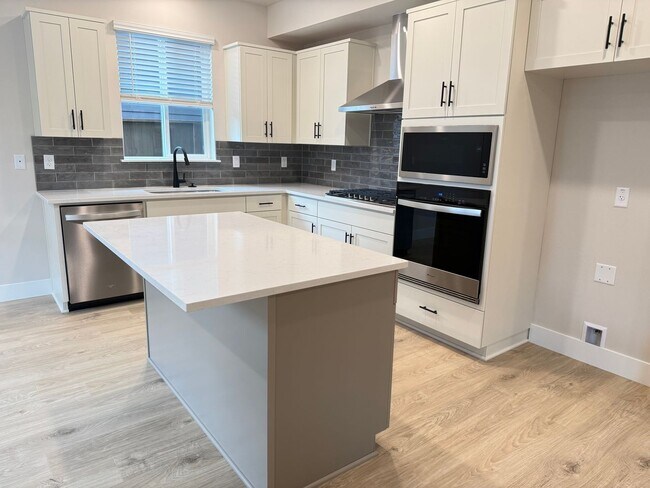 Building Photo - Brand New Stunning 5 Bed/3 Bath Home - Steven's Ranch