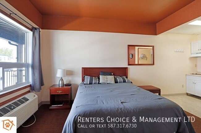 Building Photo - Bachelor Suite, Fully Furnished Dog Friendly