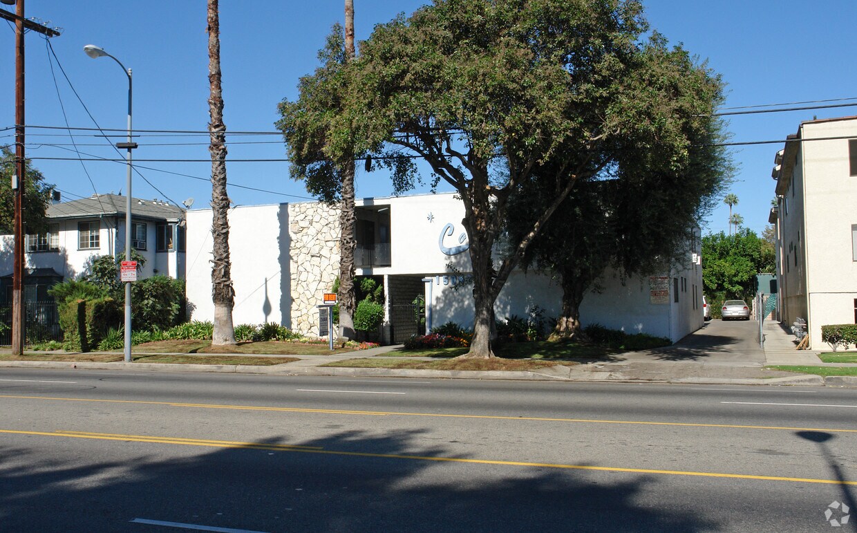 Primary Photo - 15043 Victory Blvd