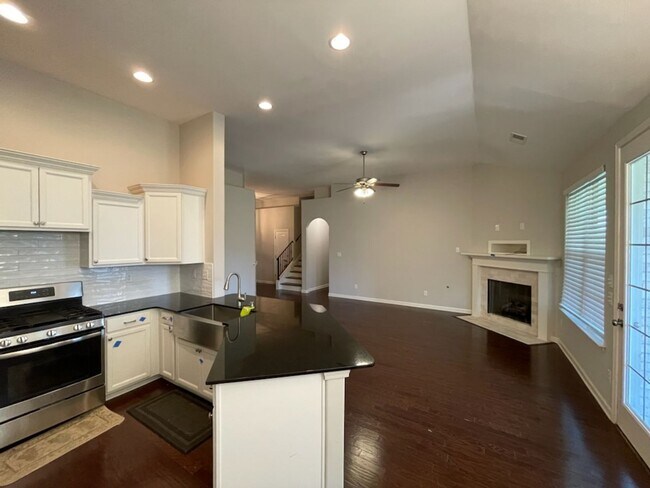 Building Photo - College Crossing beautiful home!