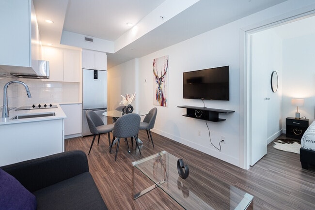 Building Photo - 1063 Rue de la Montagne