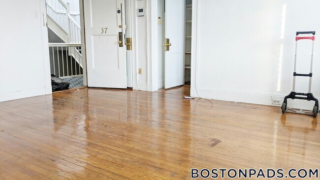 Building Photo - 121 Park Dr