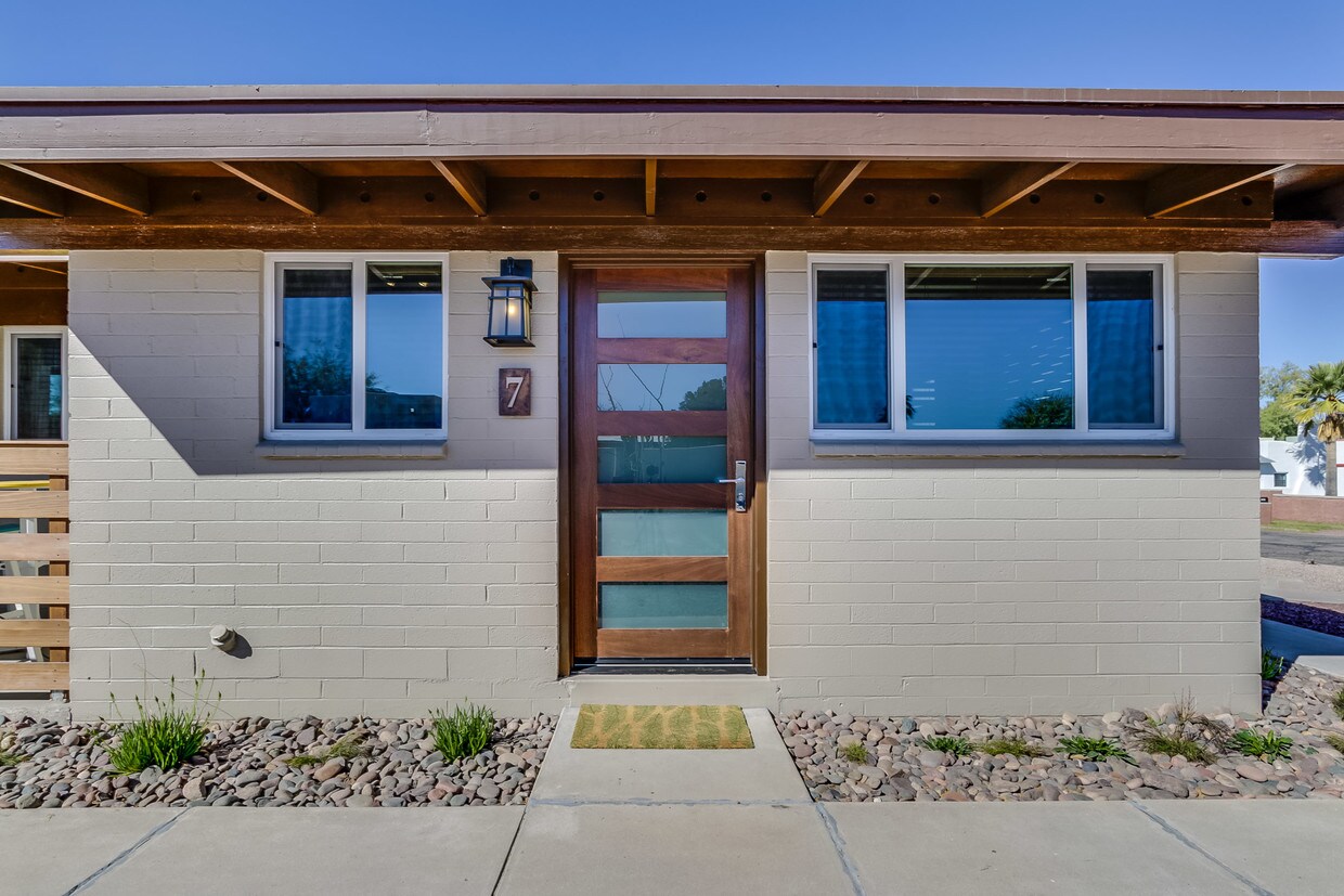 Primary Photo - 1647 N Santa Rita Ave