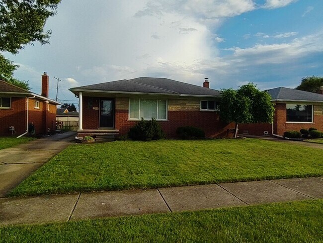 Building Photo - Beautiful, sprawling, brick ranch - $1700/mo