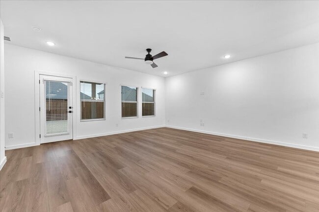 Building Photo - Ready for Immediate Move-In!  5-Bed 3-Bath Almost New 2025 2659 SQFT House in Van Alstyne's Rolli...