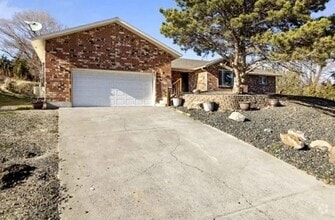 Building Photo - 4202 Maple Ln