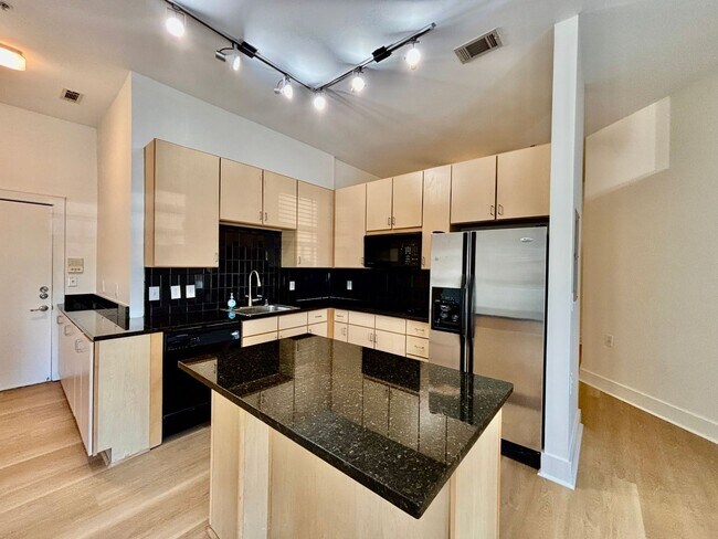 Building Photo - 1 Bedroom Condo Downtown!