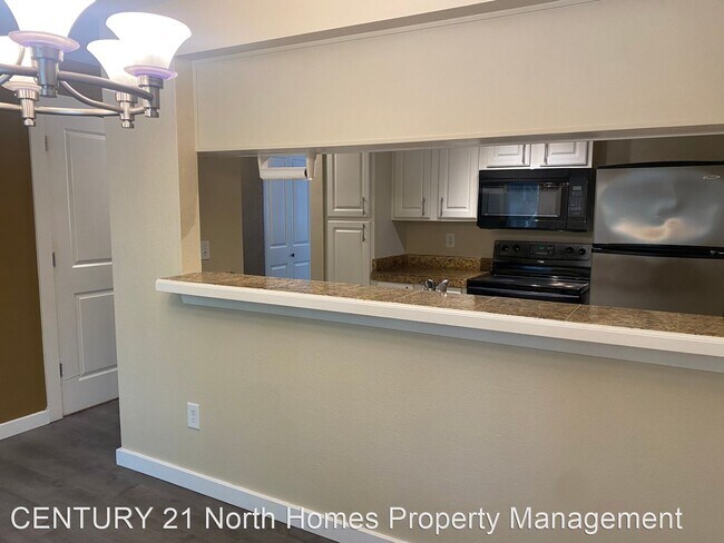 Building Photo - 2 br, 1.5 bath House - 412 Center Rd #D8