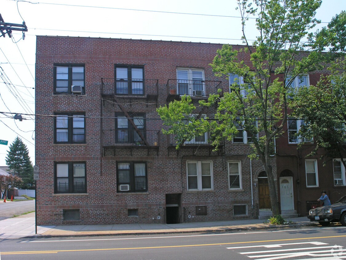 Building Photo - 183 City Island Ave
