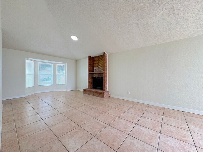 Building Photo - Northeast El Paso 2 bed Refrig A/C Duplex