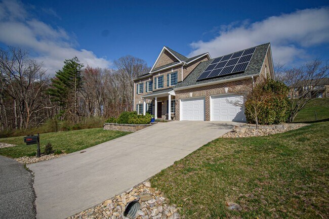 Building Photo - Spacious Home with Hot Tub, Fenced Yard an...