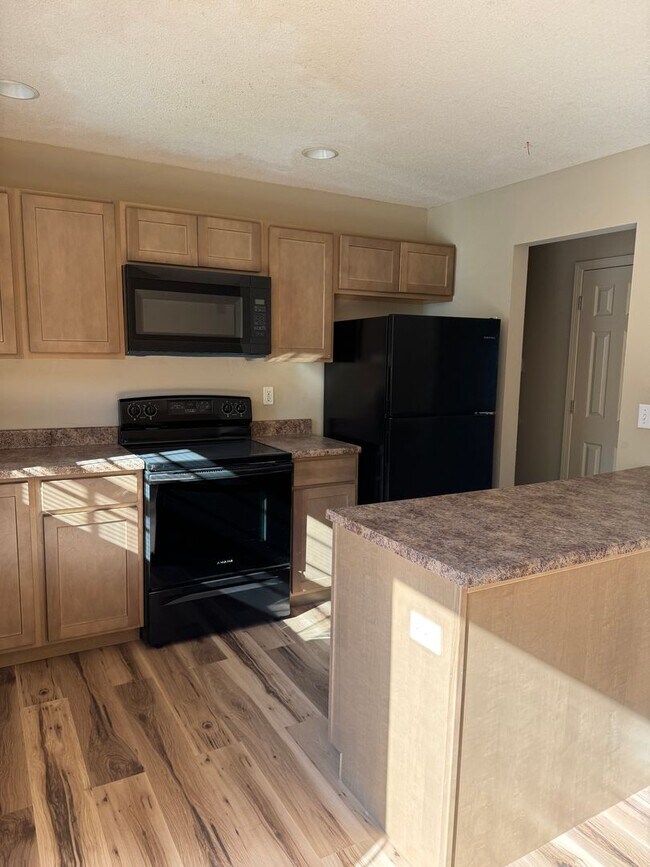 Building Photo - Split Level Three Bedroom 2.5 Bath with Tw...