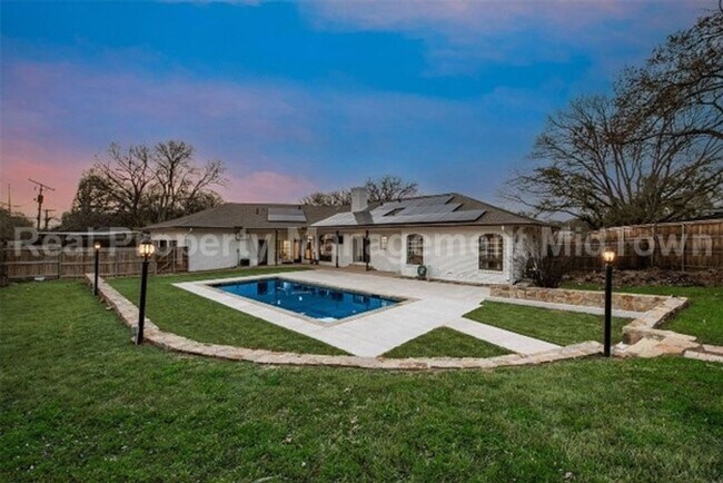Foto del edificio - Stunning 4-Bedroom Retreat with Designer T...