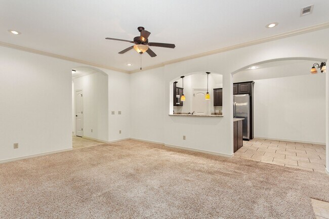 Building Photo - Charming 3-Bedroom Home with Fenced Back Y...